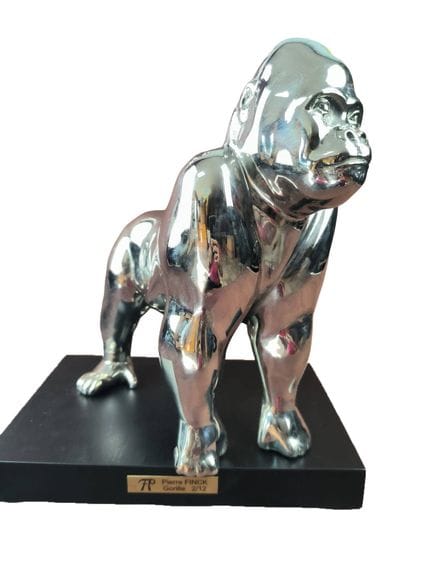 皮埃尔·芬克（Pierre FINCK）（20世纪-21世纪）
《大猩猩》
银色古铜色调青铜雕塑。文