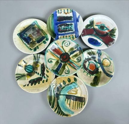 Série de 7 assiettes en faïence émaillée polychrom