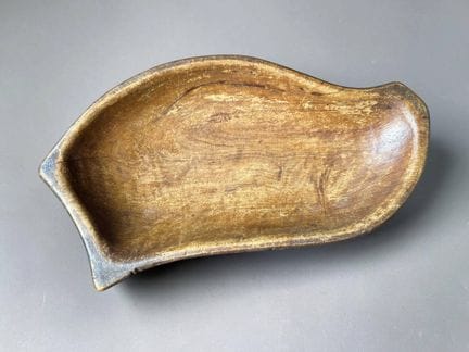奥迪尔·诺尔（Odile NOLL，1921-2014）
有机造型的木制杯。底部有签名
6 x 34
