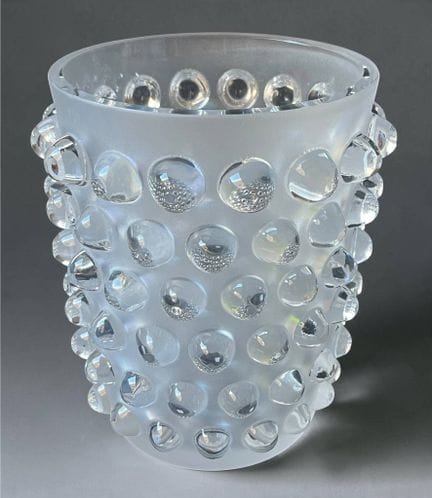 LALIQUE Francia
Jarrón de cristal moldeado, modelo