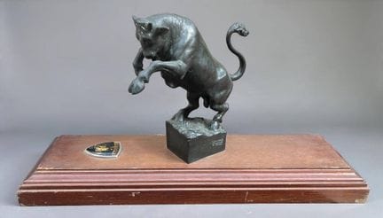 米开朗基罗·蒙蒂（Michelangelo MONTI，1875-1946）
扬蹄公牛
青铜雕塑，表