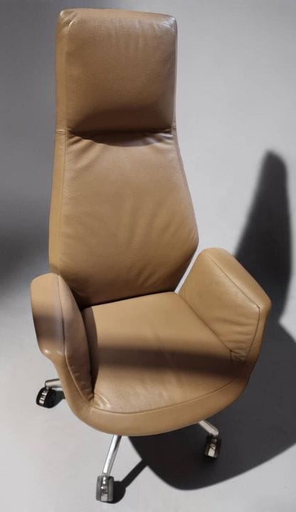 POLTRONA FRAU
Sillón de presidente de piel color b