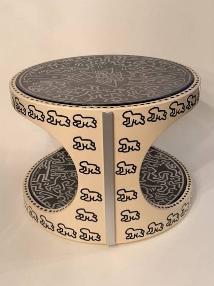 基思·哈林（Keith HARING，1958-1990），据
《Pop Shop》
银色记号笔绘制
