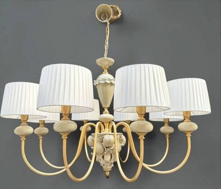 LE PORCELLANE
Lustre à huit lumières, fût et coupe