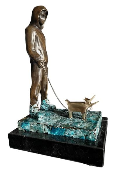 班克斯（BANKSY，生于1973年），根据
《带狗的男孩》
采用棕色古铜色处理的青铜与染色陶瓷制成