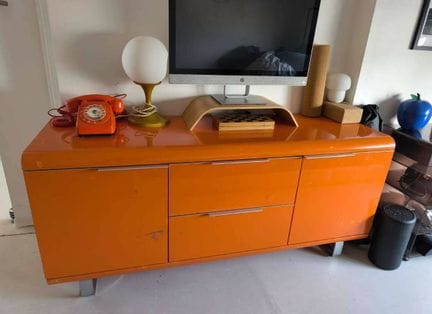 Enfilade orange, deux portes et deux tiroirs
Trava