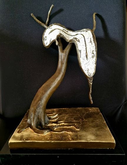 萨尔瓦多·达利（1904-1989），据 
《记忆的永恒》
镀金青铜雕塑，置于大理石基座上，表现了一