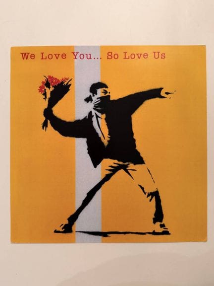 BANKSY (1974), basado en
«We Love You… So Love Us»