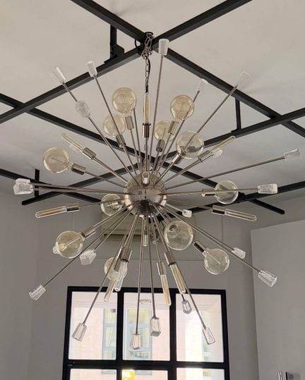 Al estilo de Sputnik
Lámpara de araña de latón pla