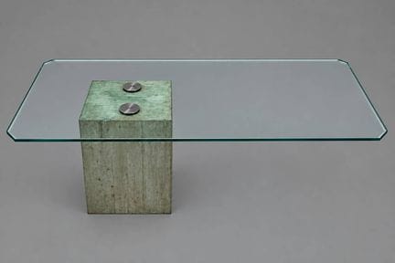 塞尔吉奥和乔治·萨波里蒂
餐桌，配有带斜切边的厚玻璃面板、镀铬钢架及粗糙混凝土方形桌腿
72 x 2