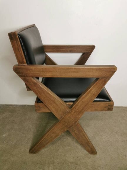 Pierre JEANNERET (1896-1967)
Fauteuil en teck mass