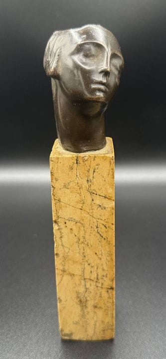 青铜女性头像
铸造师：LAGANA Napoli
带有待辨认的签名
约1930年
置于锡耶纳黄大理石