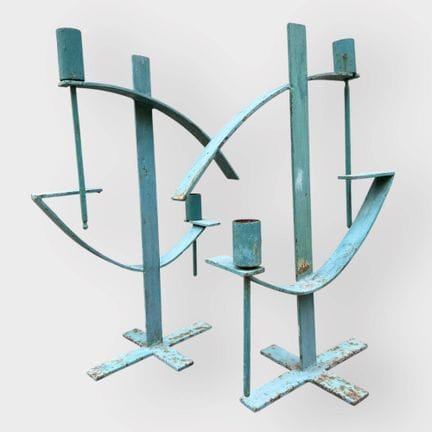 Pareja de candelabros modernistas de metal lacado 