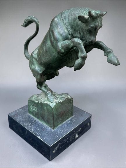 米开朗基罗·蒙蒂（Michelangelo MONTI，1875-1946）
扬蹄公牛
绿色釉面石膏