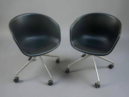 HAY
Par de sillones con ruedas y carcasa revestida