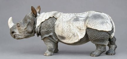 犀牛
一件重要的雕塑作品。
素釉乐烧
31.5 × 59 × 22 厘米