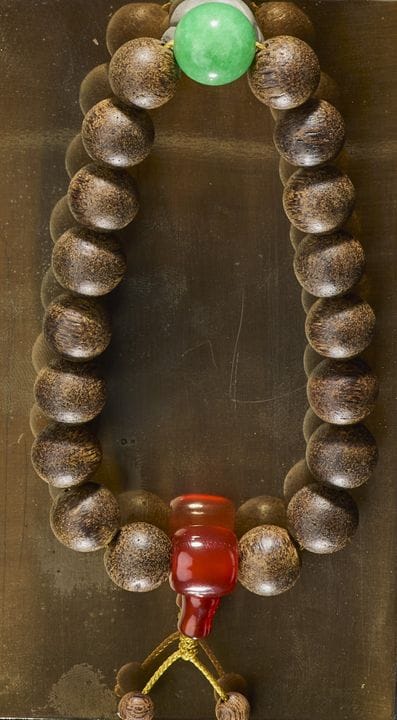 EIN HOLZARMBAND

Maße: Länge ca. 22 cm
Gewicht: 23