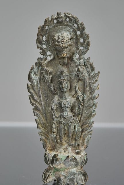 EINE KLEINE BRONZEFIGUR EINER SCHUTZGÖTTIN, CHINA,