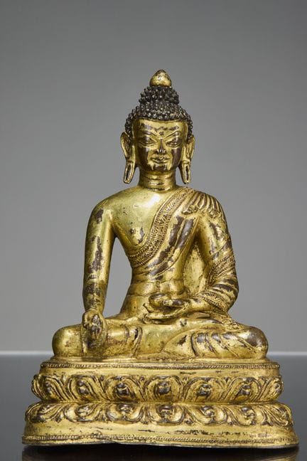 BUDDHA SEDUTO IN BRONZO DORATO A FUOCO, TIBET, XV 