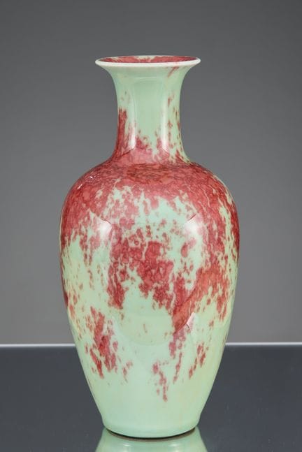 VASE GUANYIN DE STYLE QIANLONG, ÉMAILLÉ ROUGE « HA