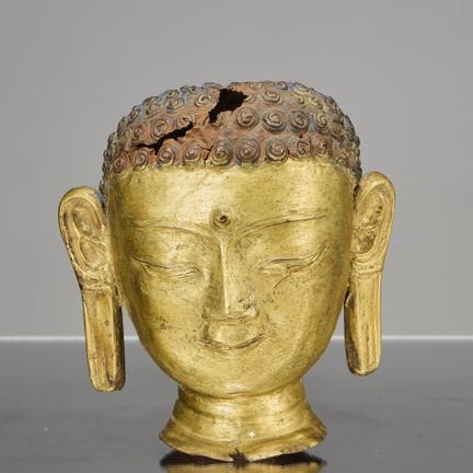 TÊTE EN CUIVRE REPOUSSÉ ET DORÉ, TIBET, XVIIIe SIÈ