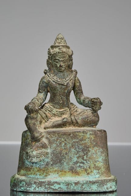 UN BODHISATTVA BUDDHISTA SEDUTO IN BRONZO

Dimensi