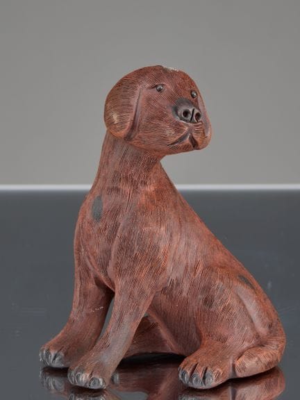 EIN KLEINER PORZELLANHUND AUS DER CHINESISCHEN REP