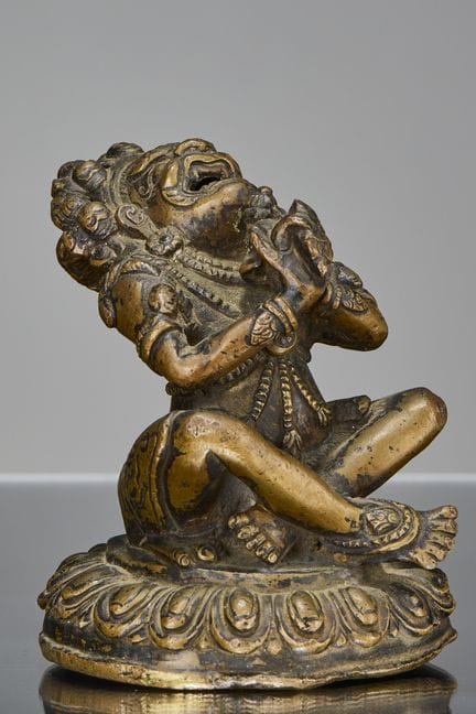 SITZENDE DAKA-BRONZEFIGUR, TIBET, 15. JAHRHUNDERT
