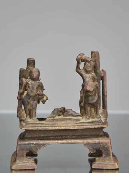 EIN PALA-SOCKEL EINER GROSSEN SKULPTUR, NORDINDIEN