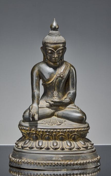 EINE GROSSE SITZENDE BURMESISCHE BRONZE-BUDDHA-STA