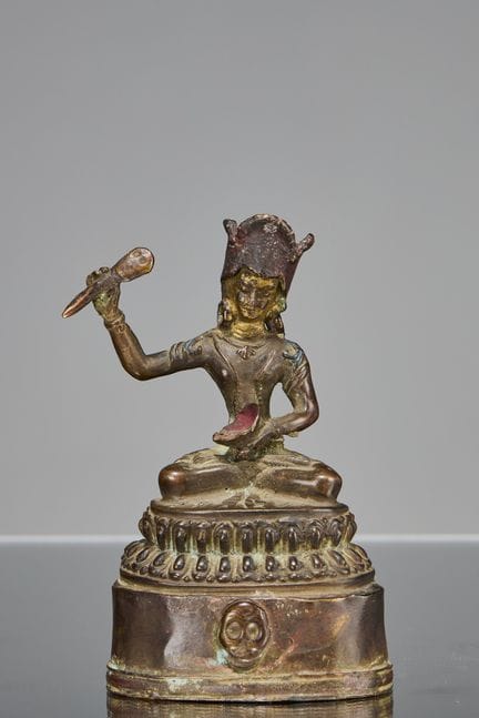 SITZENDER GURU AUS KUPFER MIT MALEREI, BHUTAN, 18.