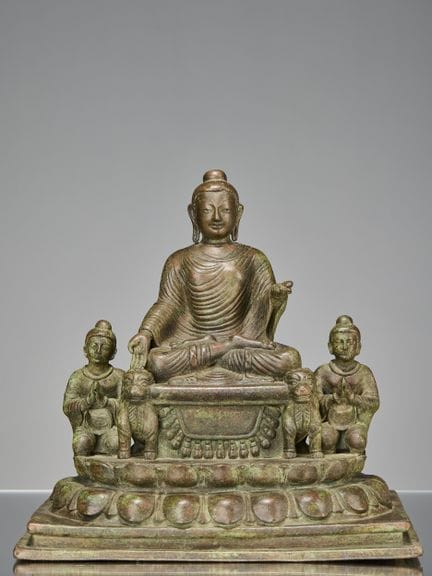 ANTICO BUDDHA IN BRONZO SEDUTO CON CONSORTI, TIBET