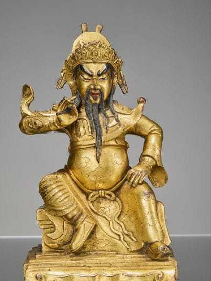 GUERRIER ASSIS EN BRONZE DORÉ, CHINE, XVIIIe SIÈCL