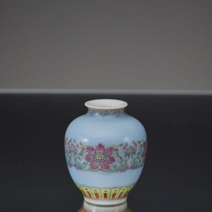 VASE MINIATURE « YANGCAI » PORTANT LA MARQUE DE QI