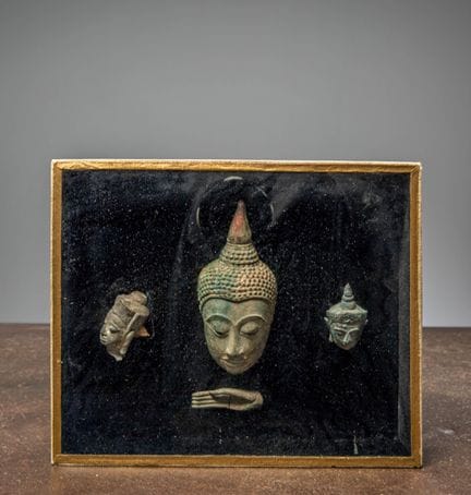 (R) COMPOSIZIONE DI TESTE E MANO DI BUDDHA IN BRON