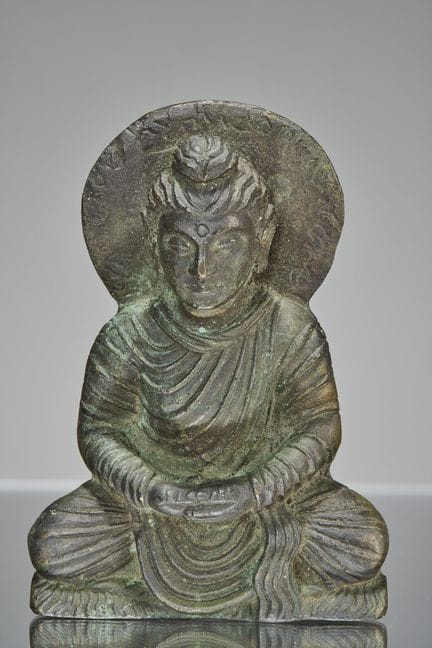 UN BUDDHA DI BRONZO DEL GANDHARA IN POSIZIONE SEDU