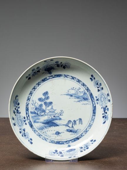 (R) EINE CHINESISCHE BLAU-WEIßE PORZELLANSCHALE, 1