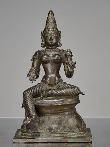 SITZENDE BRONZESTATUE DER SHRI DEVI, INDIEN, 16. J