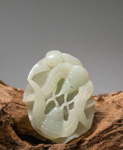 (R) EINE HELLGRÜNE JADE-SKULPTUR EINER KREBS UND Z