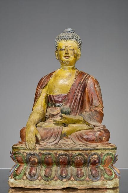 GRAND TSA-TSA TIBÉTAIN EN ARGILE AVEC PIGMENTS POL