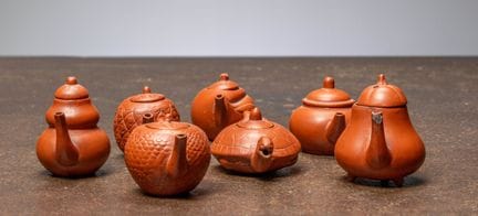 (R) EINE GRUPPE VON SIEBEN YIXING-MINIATUR-TEEKANN