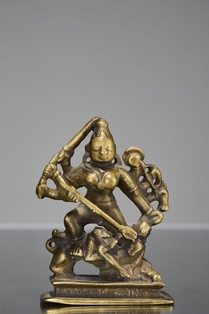 DURGA IN BRONZO IN POSIZIONE ERETTA, INDIA, XVIII 