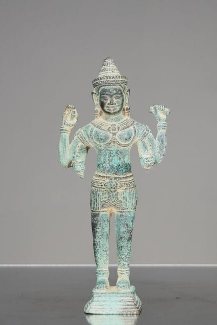 EINE STEHENDE BRONZEFIGUR VON VISHNU AUS KAMBODSCH