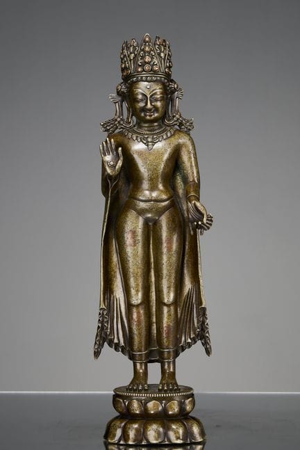 GRAND BOUDDHÉ EN BRONZE SUR PIED AVEC INCISIONS

D