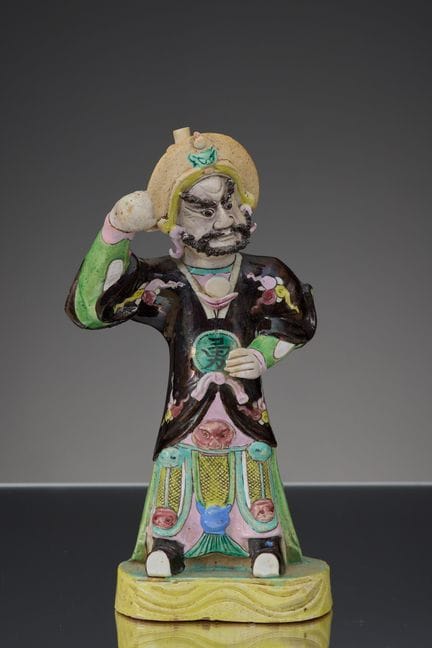 FIGURINE EN PORCELAINE DE STYLE « FAMILLE ROSE » D