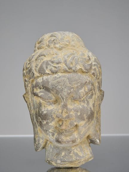 TESTA DI BUDDHA IN PIETRA DELLO STILE WEI DEL NORD