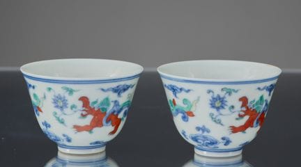 PAAR DOUCAI-„DRACHEN“-TASSEN, CHINESISCHE CHENGHUA