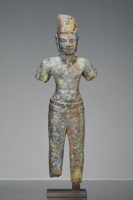 GRANDE STATUE SUR PIED DE VISHNU SCULPTÉE DANS LA 