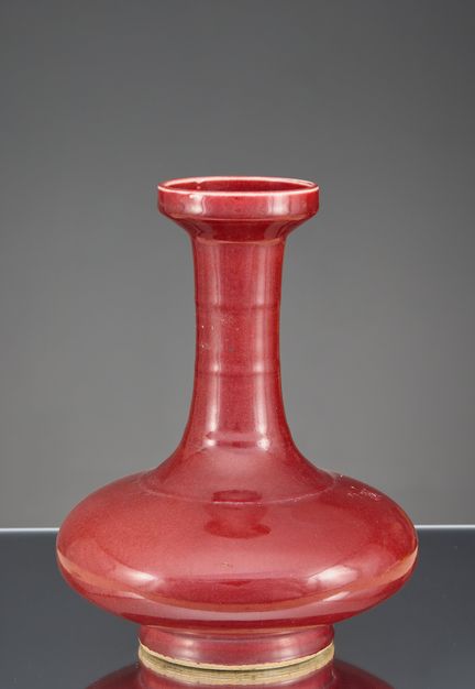 (R) EINE SELTENE, KUGELFÖRMIGE VASE MIT LANGEM HAL