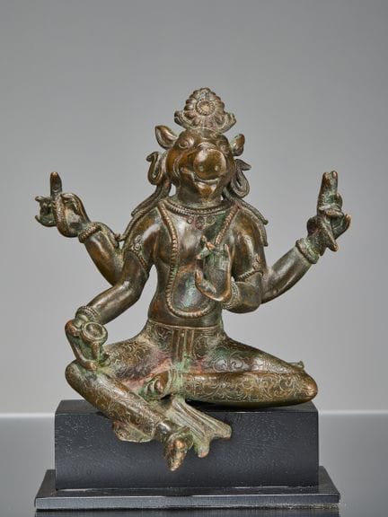 VARAHI ASSISE EN BRONZE, NÉPAL, XVIIIe SIÈCLE

Dim